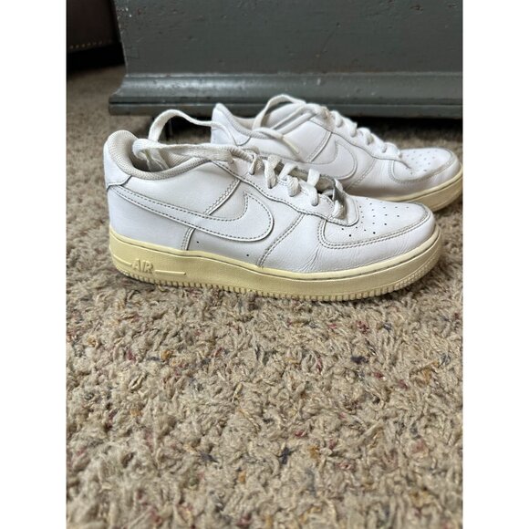 Nike Air Force 1 Youth Shoes Size 6Y White With Yellowed Soles Classic Design - Picture 1 of 7